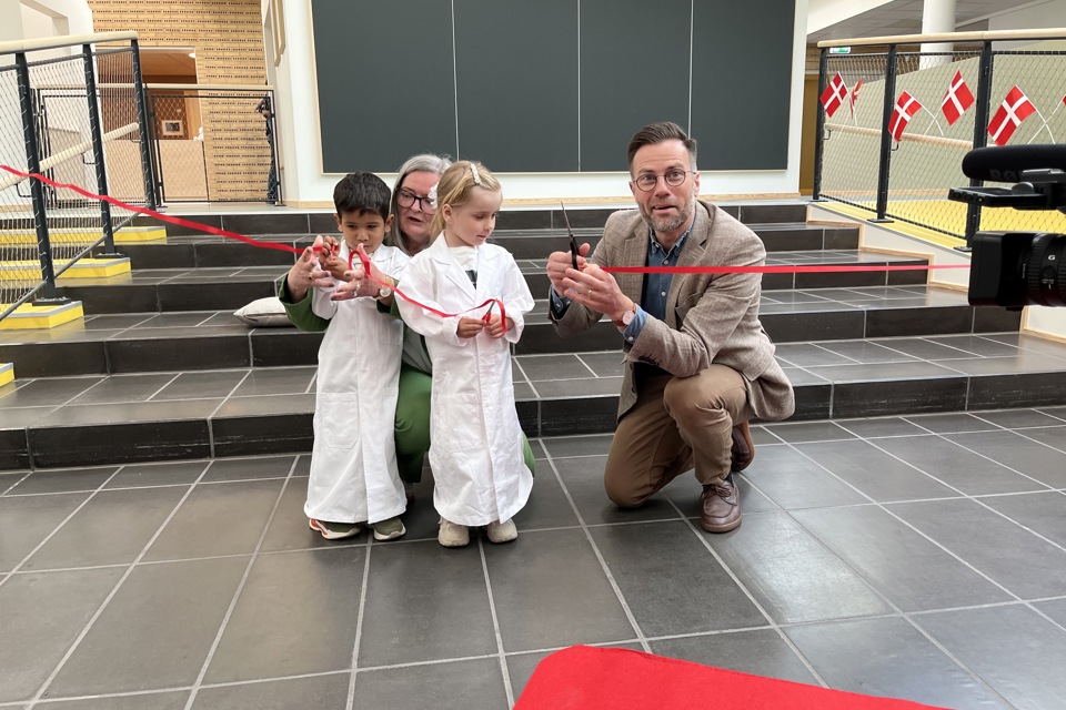 Borgmester Peter Rahbk Juel Klipper Snoren Til Mosaikken Sammen Med To Brn