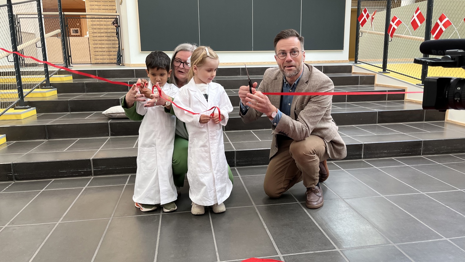 Borgmester Peter Rahbk Juel Klipper Snoren Til Mosaikken Sammen Med To Brn