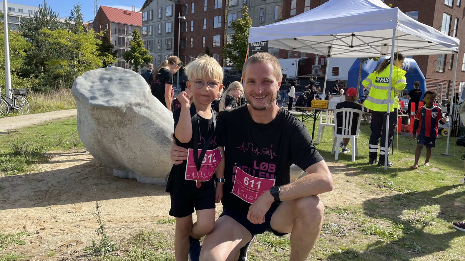 Martin Holm Og Sønnen Anton På Fire År Fra Boligforeningens Afdeling I Søvangen.