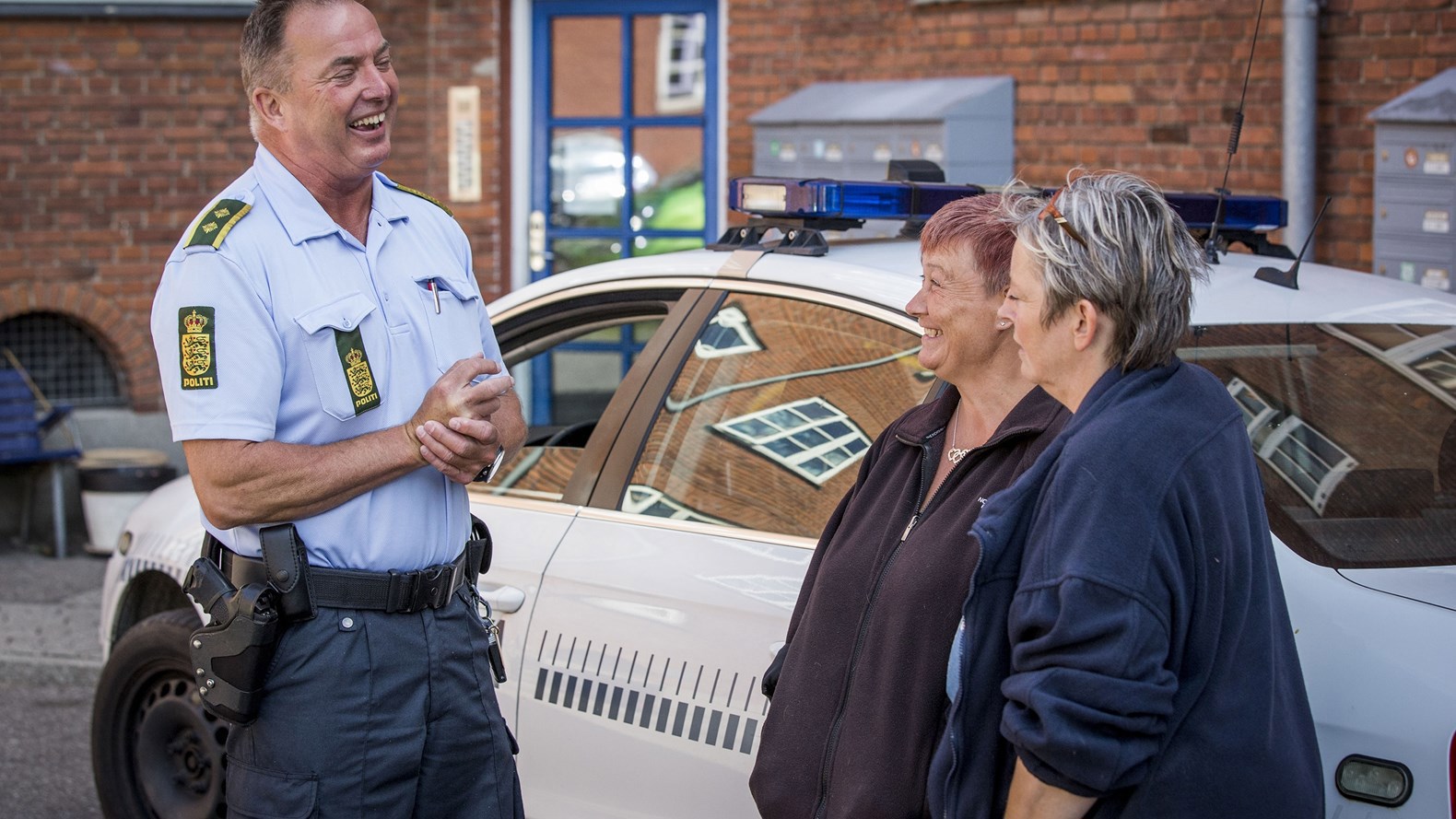 Politimand I Dialog Med Borgere Foto Kim Matthai Leland 1